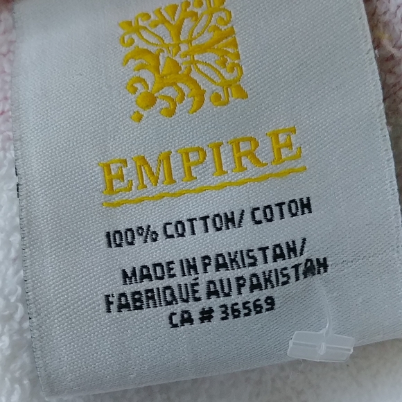 NWOT Beach Towel, 100% Cotton, Length 58 inches, wide 29 1/2 inches - Picture 6 of 7